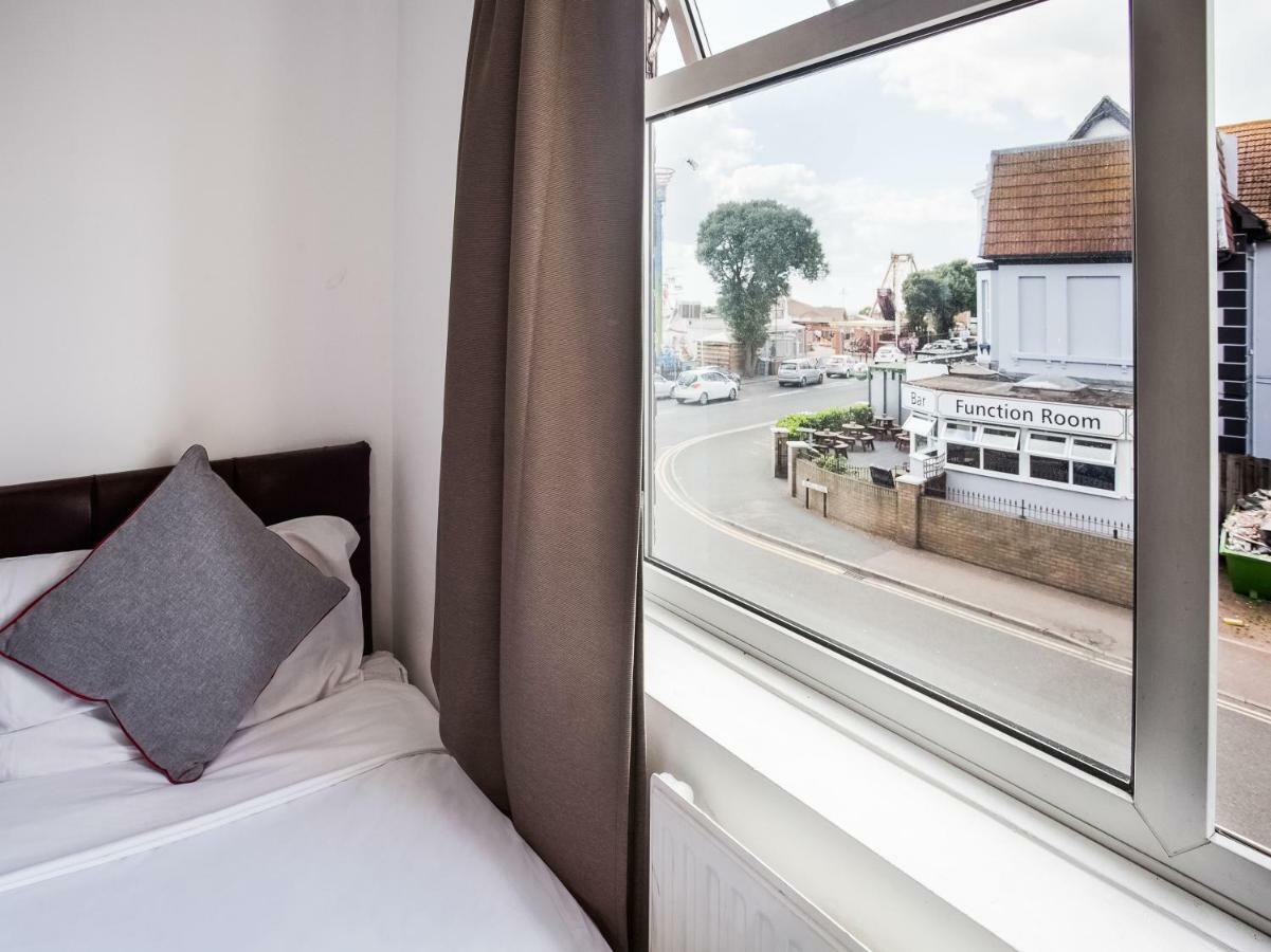 The Clacton Hotel Экстерьер фото